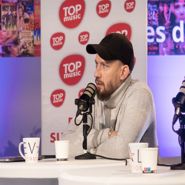 Michel Altmeyer au micro lors d’une émission de radio.